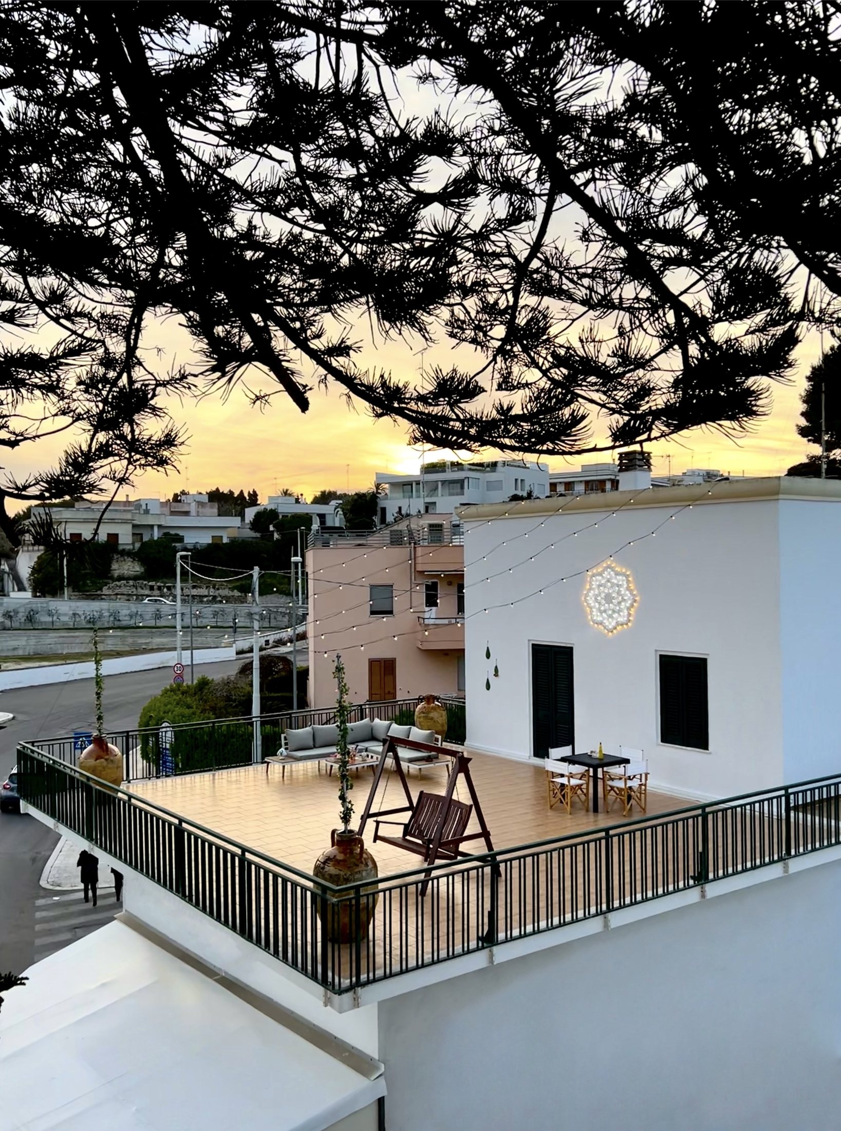 La terrazza solarium al tramonto incorniciata dal pino