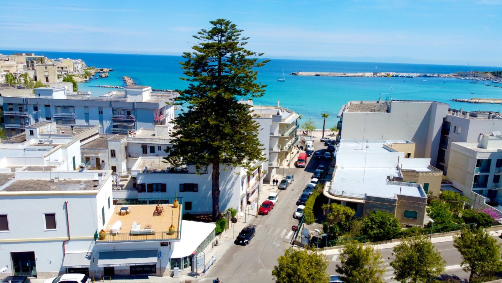 Vista aerea su Otranto, il porto e il mare